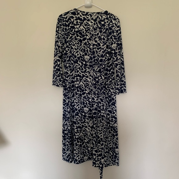 BCBGMaxAzria white & navy wrap dress size M - Picture 6 of 13